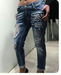 фото Женские потертые джинсы на лето с дырками и крутым декором из жемчужин видео отзывы
